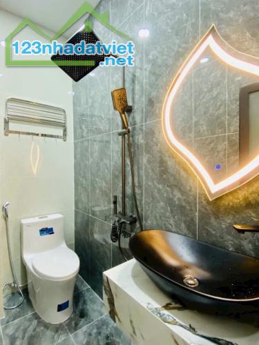 Bán nhà đẹp vô ở liền-4 PN-5 WC,hẻm 4m50-SBTCT đúc 3.5 tấm - 4