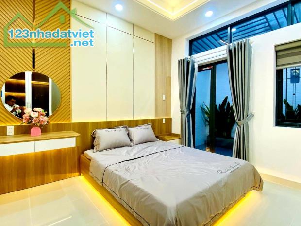 NHÀ ĐẸP GẦN CV LÀNG HOA - 3 PHÒNG NGỦ FULL NỘI THẤT - 66m2 6.25 TỶ - 2