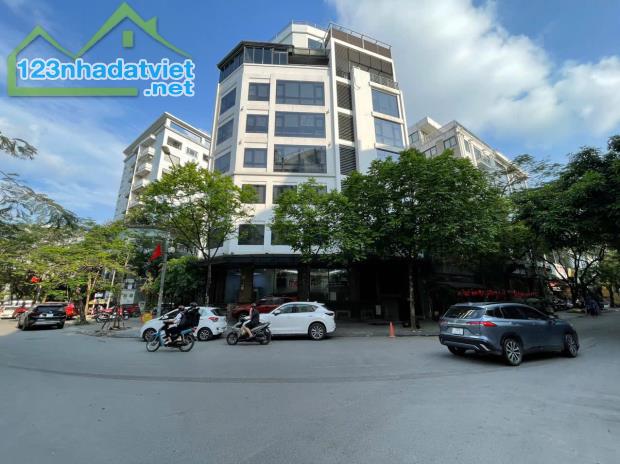 Bán tòa nhà Văn Phòng 9 tầng mặt phố Dịch Vọng Hậu Dt 157m2 Lô góc. Giá 130 tỷ