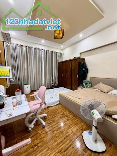 OTO ĐỖ CỬA - NHÀ ĐẸP 3 TẦNG 4 PN BTCT - DTSD 144m2 - 6.25 TỶ - 4