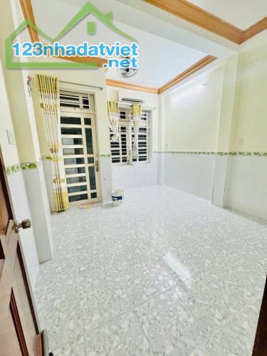 NGAY CHỢ PHẠM VĂN BẠCH NGUYỄN TƯ GIẢN - 4 TẦNG KIÊN CỐ - DT 4M x 12M - Ô TÔ ĐỖ CỬA - 1