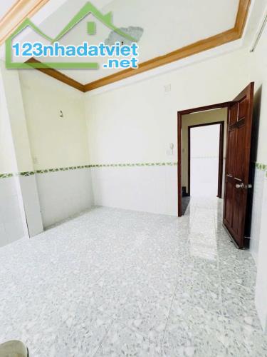 NGAY CHỢ PHẠM VĂN BẠCH NGUYỄN TƯ GIẢN - 4 TẦNG KIÊN CỐ - DT 4M x 12M - Ô TÔ ĐỖ CỬA - 2