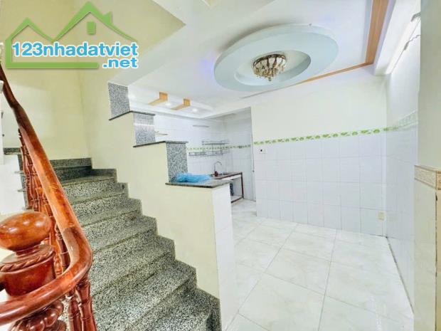 NGAY CHỢ PHẠM VĂN BẠCH NGUYỄN TƯ GIẢN - 4 TẦNG KIÊN CỐ - DT 4M x 12M - Ô TÔ ĐỖ CỬA - 3