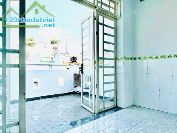 NGAY CHỢ PHẠM VĂN BẠCH NGUYỄN TƯ GIẢN - 4 TẦNG KIÊN CỐ - DT 4M x 12M - Ô TÔ ĐỖ CỬA - 4