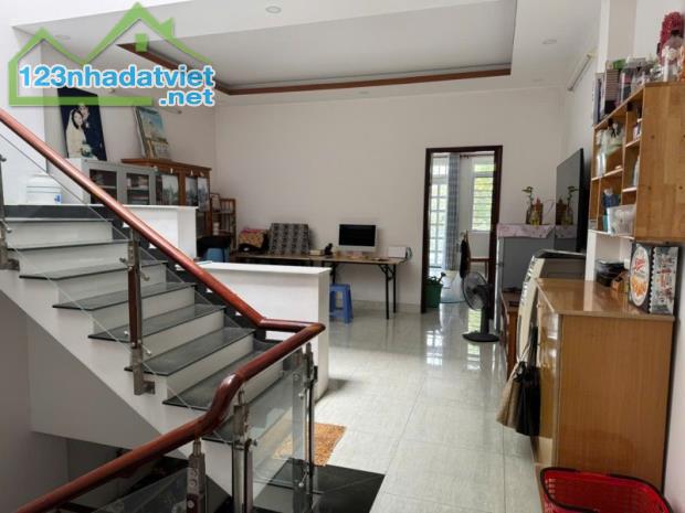 Gấp bán nhà Thủ Đức, 3 tầng, giá 14 tỷ, dt 110m2, ngay phố Man Thiện. - 2