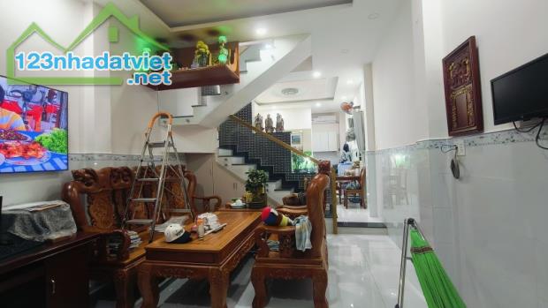 Gấp bán nhà 4 tầng, Thủ Đức, giá 6.8 tỷ, Mặt tiền kề Dương Đình Hội.