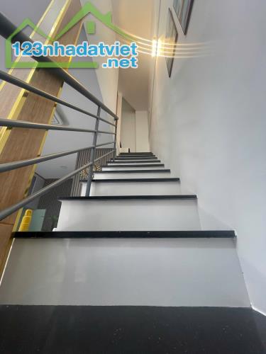 Nhà mới đẹp 2 phòng ở ngay Quận 3 - Cách Mạng Tháng Tám - Giá 3.75 tỷ