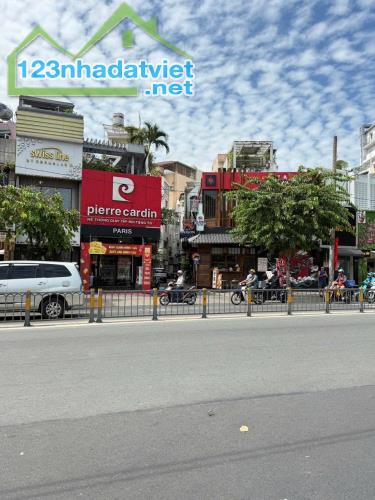 Góc 2 MT - Cách mạng tháng 8, Bến Thành, Q1: 8,6m x 18m, DTCN: 130m2, Giá chỉ 82 tỷ