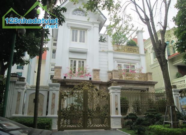 Anh Dũng bán gấp biệt thự KĐT Văn Quán gần hồ Văn Quán 238 m2 chỉ 4x tỷ. Lh 0989626116