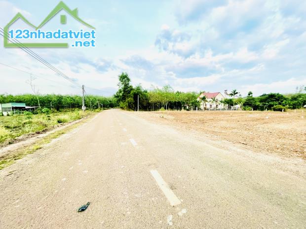 SANG LẠI NỀN ĐẤT (10X50=500M2) THỔ CƯ SHR MT ĐƯỜNG NHỰA DÂN ĐÔNG CẠNH CHỢ GIÁ 720 TRIỆU