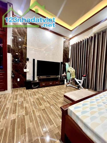 NHÀ NGUYỄN TƯ GIẢN - NGANG 5M × DÀI 13M - HẺM 3 OTO TRÁNH NHAU CÓ LỀ - 9.6 TỶ - 4
