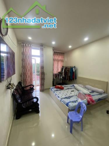 Gấp bán nhà gần MT Nguyễn Văn Hưởng, Thủ Đức, giá 166 tr/m2, dt 240m2. - 2
