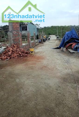 Lô góc đường bê tông 4m5 cách quảng trường 3km