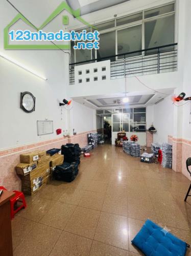 Ngang 4m × 17m, mặt tiền ngay cạnh Nguyễn Sơn, nhà 4 tầng giá 9,5 tỷ