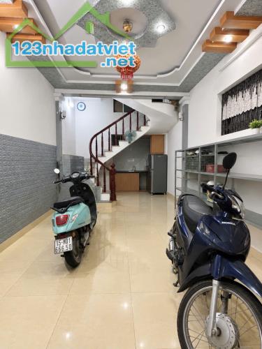 Miếu Hai Xã, nhà 3,5 tầng*48m2 - 3tỷ3, có sân cổng, vài bước chân ra mặt đường oto - 2