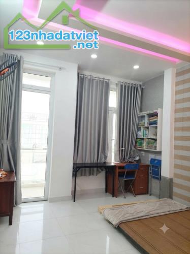 Nhà 2 mặt tiền gần AEON – HXH, 2PN khép kín, giá 5,7 tỷ