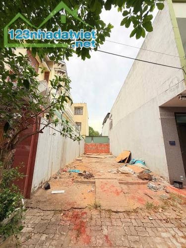 Lô đất đường 10m5 Đinh Thị Hoà . DT : 85m , ngang 5m , sổ vuông vức