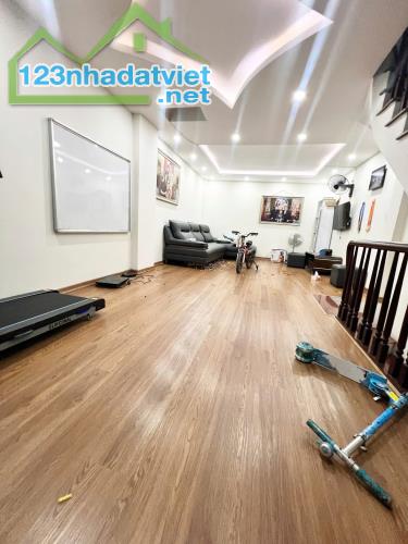 Bán nhà Bằng B Hoàng Liệt, 40.5m² x 5 tầng, ô tô 7 chỗ vào nhà, cách đường lớn 30m - 1