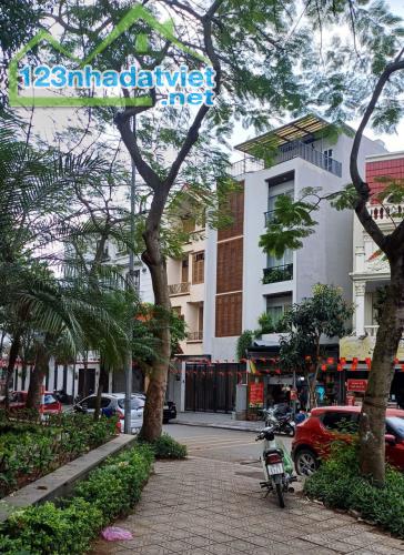Bán biệt thự LK 5 tầng khu đô thị Việt Hưng Long Biên , view vườn hoa