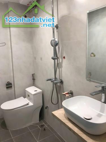 Bán nhà Pháo Đài Láng, gần chợ dân sinh, ngõ to, gần mặt phố.