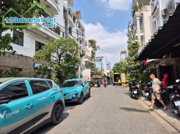 NGAY CÔNG VIÊN LÀNG HOA - GÒ VẤP - CHDV 6 TẦNG- 350m2 - TN 300TR/TH - THANG MÁY - 2