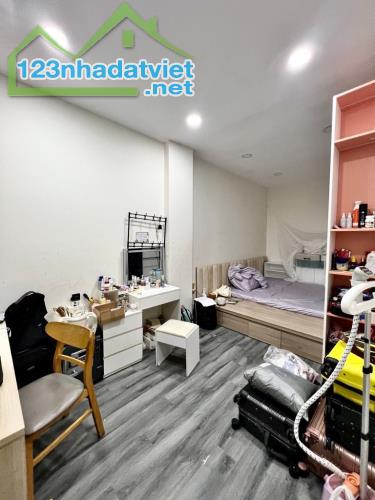 MẶT TIỀN KINH DOANH CHỈ NHĨNH 8 TỶ - 3 TẦNG X 100M2 NHÀ MỚI TINH - 2