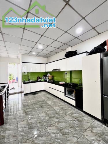 MẶT TIỀN KINH DOANH CHỈ NHĨNH 8 TỶ - 3 TẦNG X 100M2 NHÀ MỚI TINH - 4