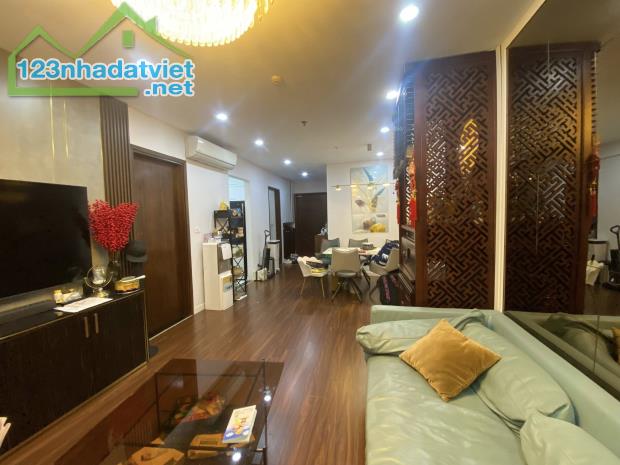 Bán chung cư Vincom 54A Nguyễn Chí Thanh-DT 81 m2-TẦNG TRUNG-2 NGỦ-2 WC-FULL NỘI THẤT XỊN.