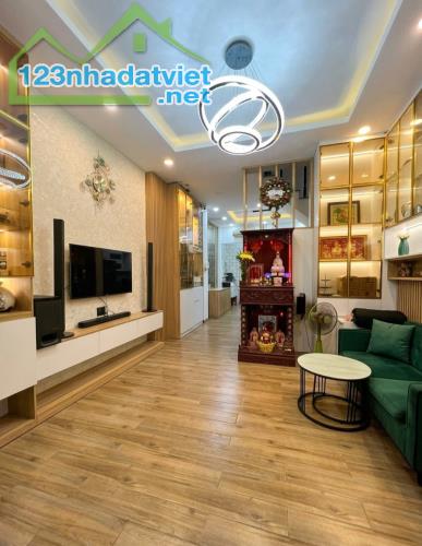 Bán nhà quận 8. Hẻm 3,5m cách mặt t.i.ề.n đường vài bước chân.