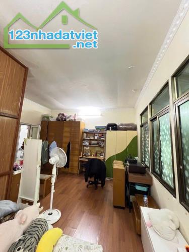 Cần bán nhà ngõ Trần Cao Vân, HBT giá 4 tỷ, 22m2x3T, ảnh thật