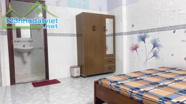 Bán nhà trọ, căn hộ dịch vụ Tân Phú, đường Dương Đức Hiền, 250m2, 4 tầng, 150 triệu/tháng - 2