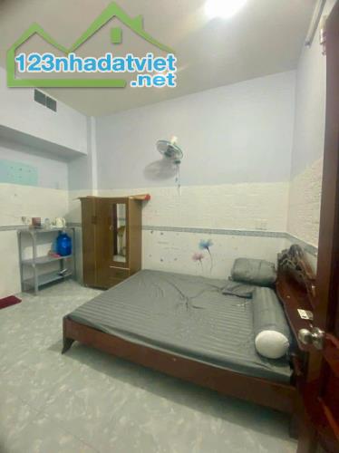 Bán nhà trọ, căn hộ dịch vụ Tân Phú, đường Dương Đức Hiền, 250m2, 4 tầng, 150 triệu/tháng