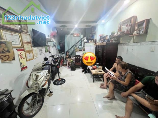 CMT8 Quận 3 – 3 Tầng – 32 m2 – 5.5 t.ỷ – Sổ vuông đẹp