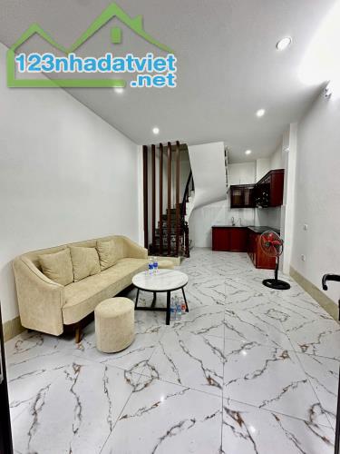 Cho thuê nhà 5 tầng ngõ 13 Lĩnh Nam, Hoàng Mai. Giá: 11.5tr