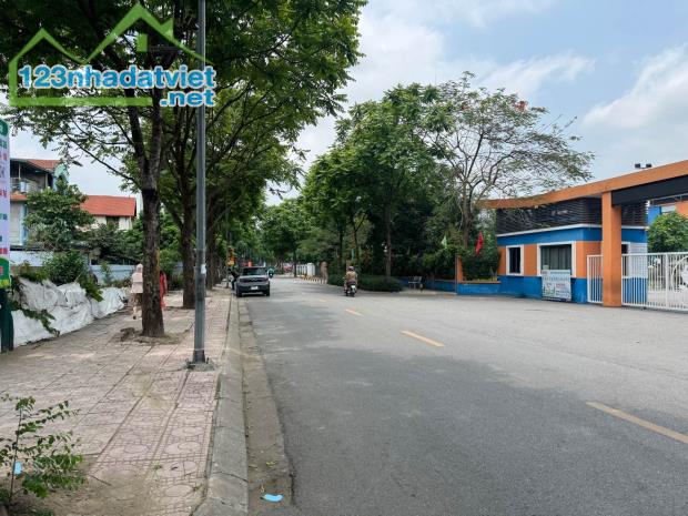 BÁN ĐẤT ĐẸP VIỆT HƯNG - MẶT TIỀN RỘNG - 2 MẶT THOÁNG TRƯỚC SAU - Ô TÔ 7 CHỖ VÀO ĐẤT - 3