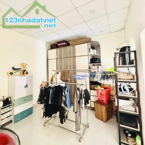 Nhà đẹp 2 Tầng, Sổ NỞ HẬU RẤT ĐẸP  gần 5m, thành thái quận 10 - 2