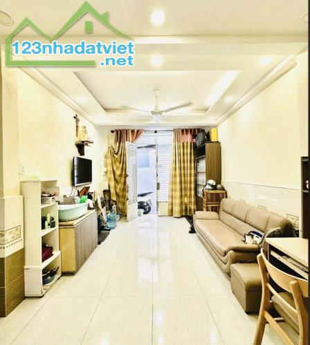 Nhà đẹp 2 Tầng, Sổ NỞ HẬU RẤT ĐẸP  gần 5m, thành thái quận 10 - 3