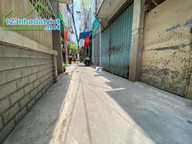 Bán đất tặng nhà CMT8 Quận 3 – 36m2 – Sát Quận 1 – Xây tự do - 6.3 tỷ - 2