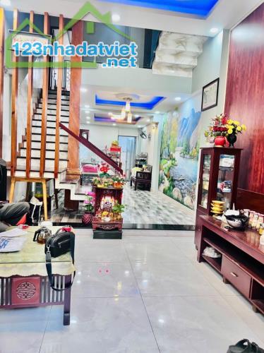 Gấp bán nhà Thủ Đức, 3 tầng, ngay phố Man Thiện, giá 6.6 tỷ, dt 71m2