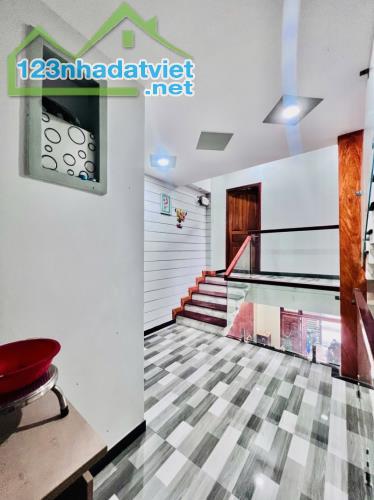 Gấp bán nhà Thủ Đức, 3 tầng, ngay phố Man Thiện, giá 6.6 tỷ, dt 71m2 - 3