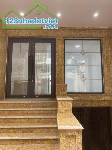 Chính chủ cho thuê mặt bằng tầng 1 và phòng trọ tại số 220 Đê La Thành nhỏ