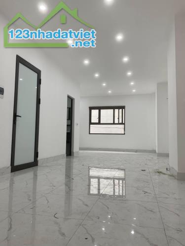Chính chủ cho thuê mặt bằng tầng 1 và phòng trọ tại số 220 Đê La Thành nhỏ - 2