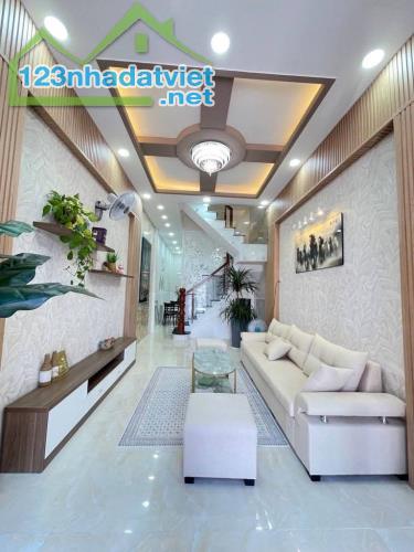 Bán nhà mặt t.i.ề.n đường Q.8. Đường trước nhà 12m.