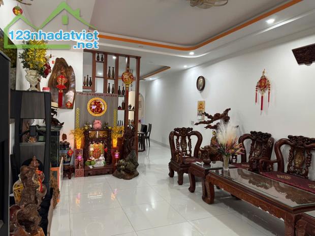 Nhà đẹp kiên cố ngay Công Viên lớn BMT gần ngã 6 gần mọi thứ luôn ạ