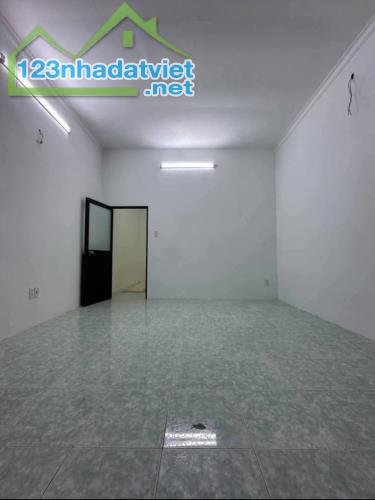 Bán nhà Âu Dương Lân P.3 Q.8 vài bước chân ra hẻm xe hơi. - 4