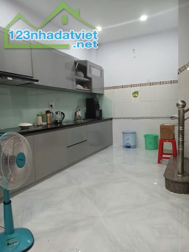 Nhà mặt tiền đường 179 Phường Tân phú DT 56m, 3 tầng vị trí đẹp - 1
