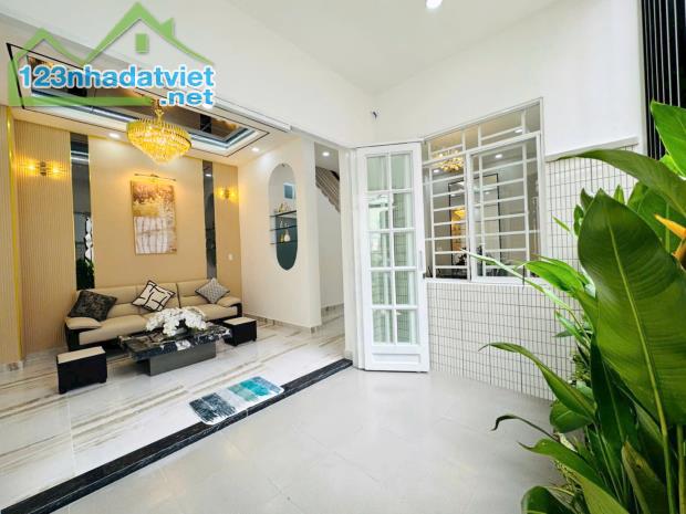 Nhà đẹp sang trọng cách MT 10m  Âu Dương Lân P3 P.Chánh Hưng Q8 - 2