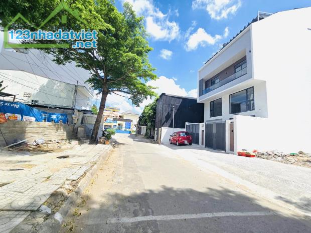 Bán Đất An Phú Quận 2 Ngay Ra Metro DT:313m2(10mx33m) Giá Tốt Chỉ 137 Triệu/m2