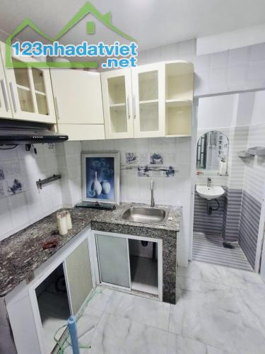 Bán Nhà Trần Nhân Tôn Quận 5 - 18M2 2 Tầng - 3 Tỷ 3 - 3