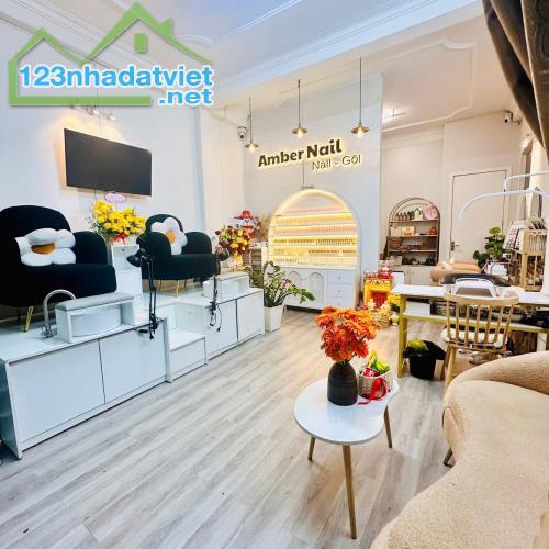Vì em có con nhỏ và bầu bì chuẩn bị về quê sinh em bé nên không quản lý được tiệm SANG - 1